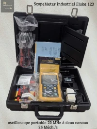 ScopeMeter industriel Fluke 123 oscilloscope portable 20 MHz à deux canaux 25 Méch/s