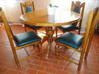 Table ronde à un pied avec 04 chaises