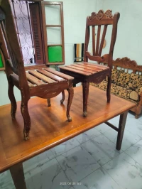 Table et deux chaises