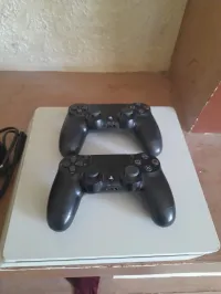 Ps4 slim avec deux manettes