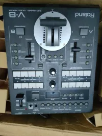 Roland v-8
