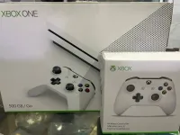 Xbox one S avec la boite venue de France état 9/10 avec les accessoires