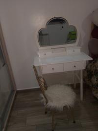 طاولات-التزين-coiffeuse-en-bois-rouge-de-couleur-blanche-وهران-الجزائر