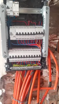 Électricien bâtiments est industriels