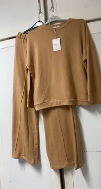 Ensemble marron à 4500da négociable 