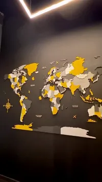 Carte du monde 3D en bois.