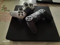 ps4 slim + 2MANETTES originale + chargeur originale + 500Go stockage logiciel système 11.50 