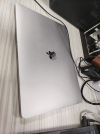 ماك-بوك-macbook-pro-touchbar-2018-ramene-des-usa-cycle-de-charge-40-الجزائر-وسط