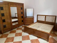 Chambre à coucher bois rouge 