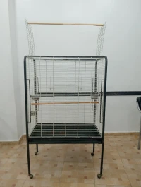 Cage perroquet assez  grande 