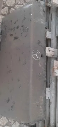 La porte de la mal arrière de une Mercedes Benz 2.5L D250 