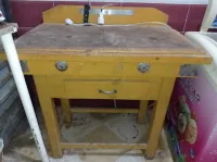 طاولة تقطيع خشبية للجزارة Table de boucher en bois avec emplacements pour couteaux