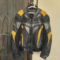 BLOUSON MOTO en cuire de Marque RICHA  Couleur  Jaune et Noir 
