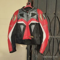 BLOUSON MOTO en cuire de Marque RICHA  Couleur  Noir et Rouge
