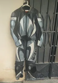 Combinaison MOTO en cuire de Marque RICHA  Couleur gris et noir