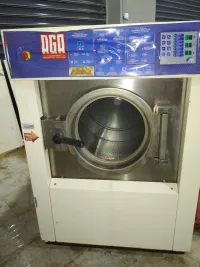 Lave-linge et sèche-linge industriels.