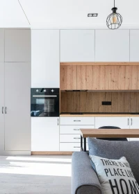cuisine en bois naturel et MDF