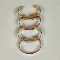 Bracelets en cuivre rouge et jaune.