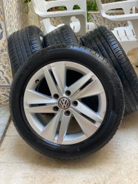 Les jantes alliage Volkswagen golf 8 R16 avec pneus neufs