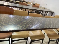 طاولات وكراسي وسبورة