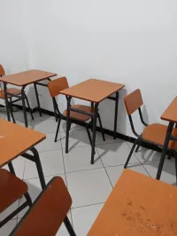 Tables scolaires avec chaises
