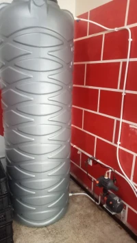 Citerne 1000 L avec pompe Léo et serveu Léo état neuf marche 4 jour