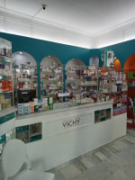 medecine-sante-vendeuse-en-pharmacie-algerie