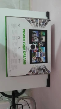Xbox série s état 10/10 et chargeur tuniros original et game pass 