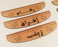 مسطرات مدرسية للأطفال، عليها إسم مالكها