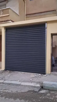 Installation de rideaux électriques métalliques 