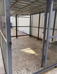 Une grande cage pour chien 