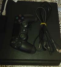 Ps4 slim flashè version11 tres bon ètat