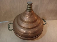 Ancienne assiette Tebsi Achaouette en cuivre rouge tripode avec anses bronze 