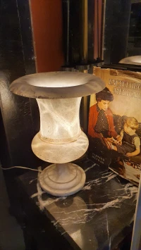 Lampe de table urne en albâtre de style néoclassique