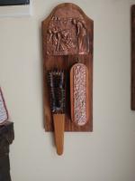 antiquites-collections-duo-de-brosses-a-vetements-vintage-sur-support-mural-bois-staoueli-alger-algerie