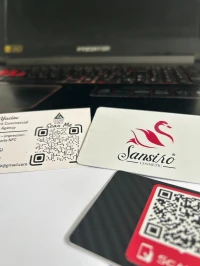 Carte NFC avec texture en fibre de carbone