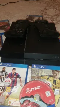 PlayStation 4 fat modèle 992 version 9.50 500G avec deux manettes ORIG A vendre