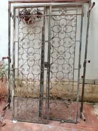 Divers cadres et portes bois et en acier 