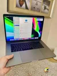 Macbook Pro 2017touchebar i7 15,4inch,16/512ssd,double carte graphique/chargeur original etat10/10
