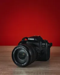 Canon EOS 77D avec objectif Canon 17-55mm f2.8