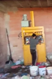 ألة ضغط مواد بلاستيكية