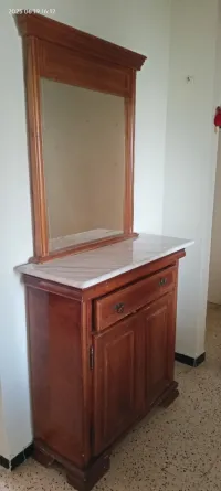 Une console avec miroir 