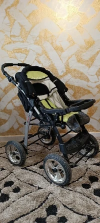 POUSSETTE D'ENFANT