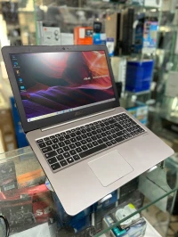 ASUS Zenbook UX510U  15.6" UHD Core i5 7200U GTX960M RAM 8 Go Stockage 512 Go SSD