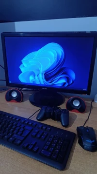 PC gamer i3 / 1050 TI 4GB Keyboard / Mouse / Controller / Speaker / VGA to HDMI Adaoter