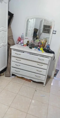 Chambre à coucher à vendre : lit, armoire, coiffeuse et deux tables de nuit 