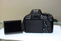 Boitier canon 600D + chargeuret batterie +bandeliere déclanchement  2K