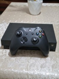 يد-التحكم-و-جهاز-المحاكاة-xbox-one-x-سدراية-المدية-الجزائر