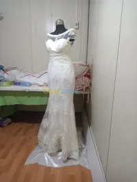 robe blanche de mariée/ fiançailles + peignoir rose (sortie de bain) offert