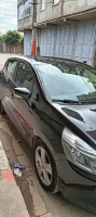 voitures-renault-clio-4-2013-dynamique-les-eucalyptus-alger-algerie